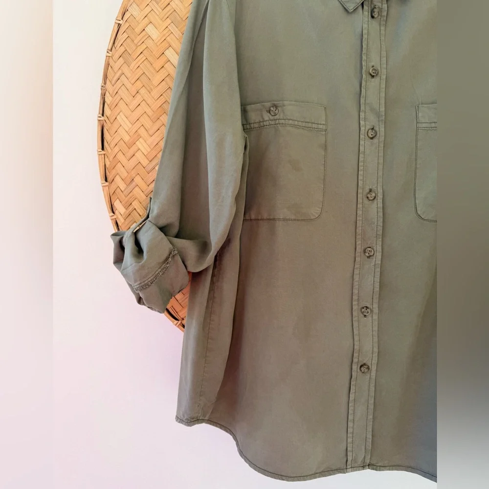 WOMEN’S SOCIAL STANDARD BY SANCTUARY ARMY GREEN GORP-CORE TENCEL BUTTON-DOWN TOP